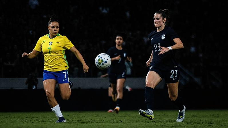 Dudinha, jogadora da seleção brasileira feminina, durante amistoso contra a seleção feminina dos EUA