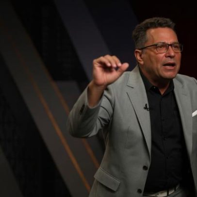 Comentarista brasileiro Dunga dança música da Copa ao vivo em TV americana