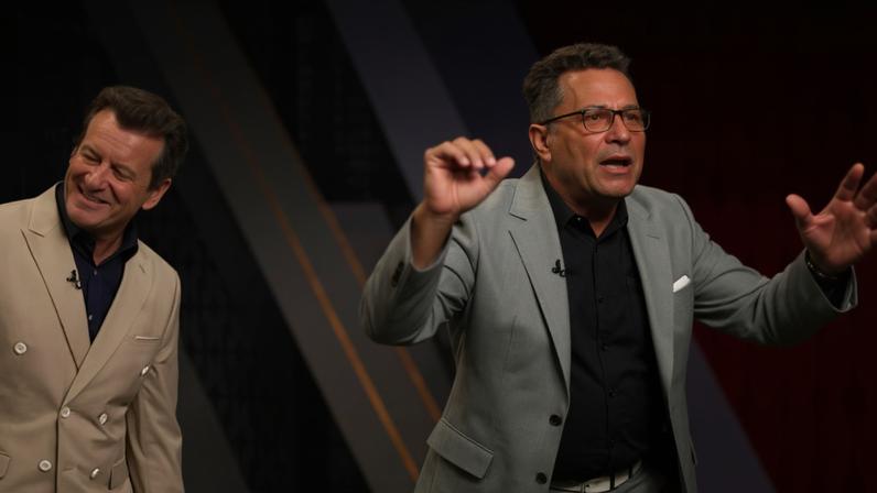 Dunga, ao lado de Carlos Pavón, dançando durante transmissão de Colômbia x RD Congo