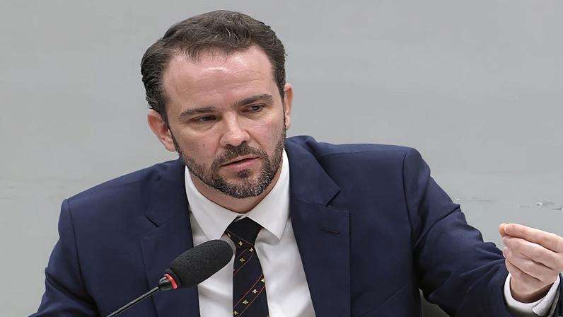 Durigan afirmou que o governo mantém diálogo “aberto, transparente e lúcido” com os EUA. Segundo ele, foi comunicada ao governo norte-americano a queda no percentual do país na balança comercial brasileira. Na imagem, o ministro na Comissão de Finanças e Tributação
