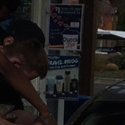 Funcionários da Dutch Bros pararam para rezar com viúva enlutada