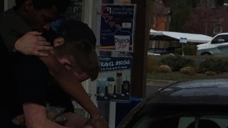 Funcionários da Dutch Bros pararam para rezar com viúva enlutada