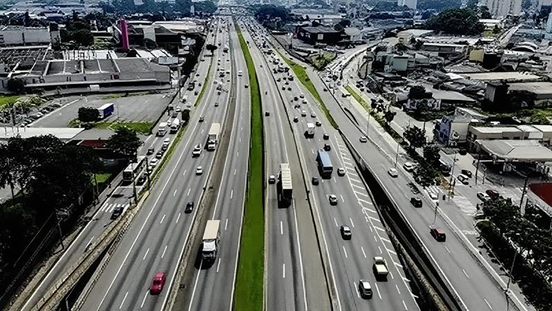 Trecho da rodovia Presidente Dutra (BR 116) em Guarulhos, na região metropolitana de São Paulo