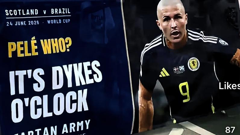 Torcida da Escócia carregando faixa com dizeres: "Quem Pelé? É hora de Dykes".