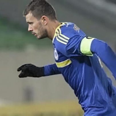 Edin Dzeko, artilheiro da Bósnia, teve casa destruída em bombardeios