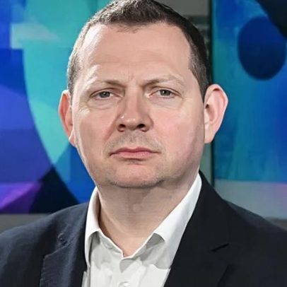Apresentador da BBC pede desculpas por erro na citação de Nigel Farage