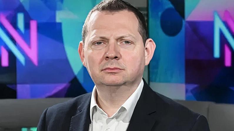 Apresentador da BBC pede desculpas por erro na citação de Nigel Farage