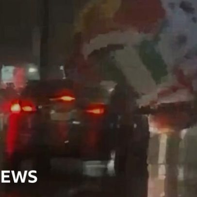 Bola gigante da Copa do Mundo percorre ruas em tempo ruim