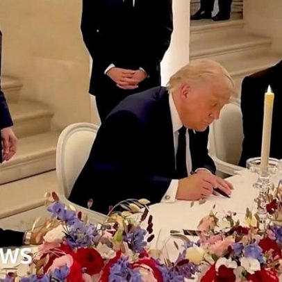 Trump assina acordo EUA-Irã no Palácio de Versalhes