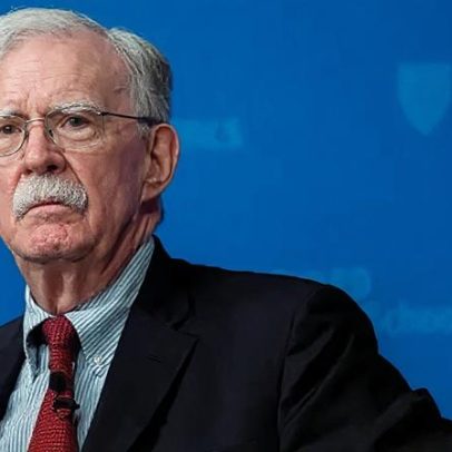 Bolton deve se declarar culpado em caso de documentos classificados, fontes