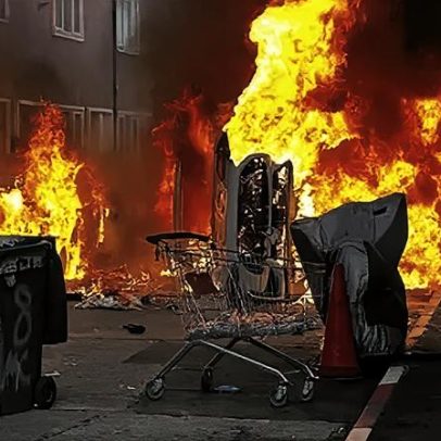 À noite, moradores de Belfast fogem de suas casas por violência racista