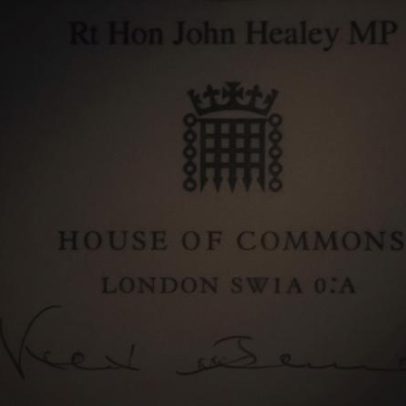 Secretário de Defesa John Healey renuncia por planos de gastos militares