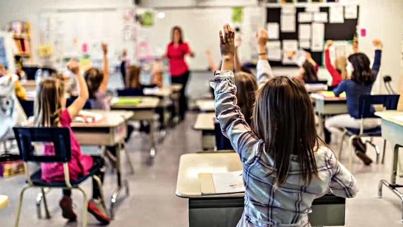 Professora e crianças em sala de aula — Foto: Divulgação/AdobeStock