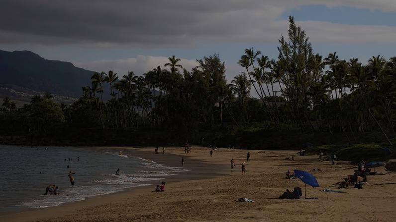 Praia no Havaí: celebrações pelos 200 anos da chegada do catolicismo (Foto: EFE)