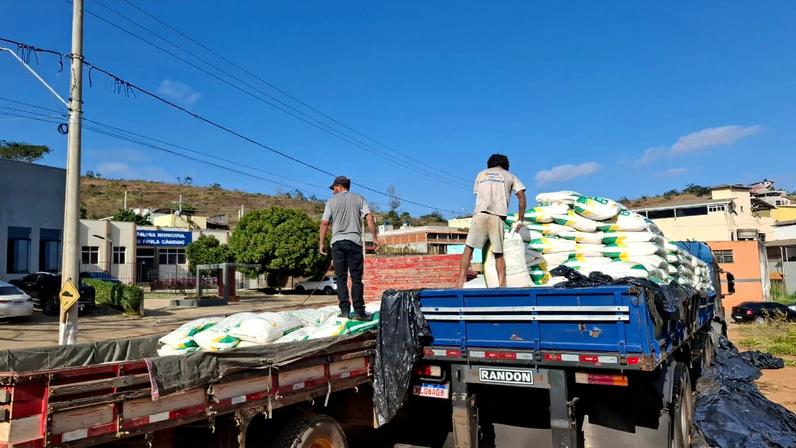 Na cidade, a carga é fracionada e retirada por cada produtor da região