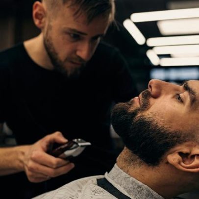 Corte masculino em BH fica mais caro, média supera R$ 70