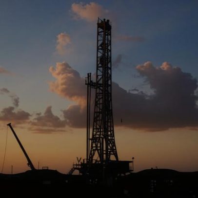 Petróleo cai mais de 3% após EUA anunciarem liberação do barril iraniano