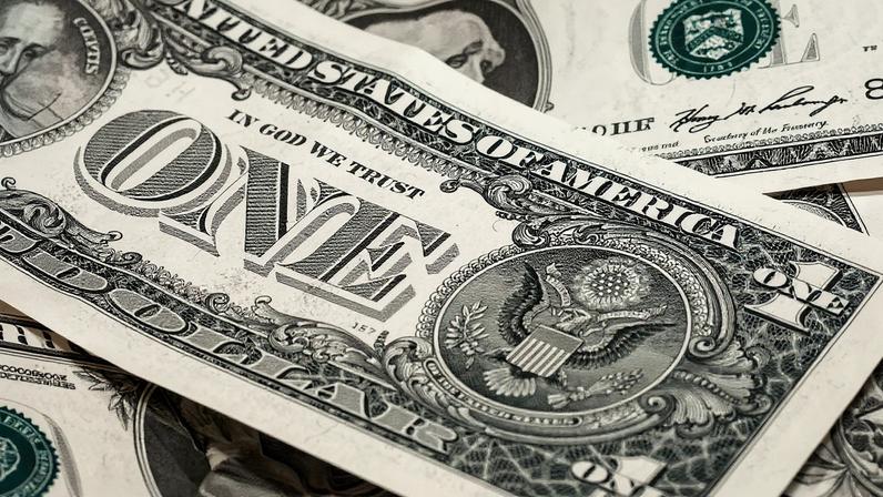 Dólar abre semana em queda