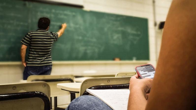 Mais da metade dos formados em licenciaturas no ano passado estudou em cursos ofertados a distância com desempenho insuficiente