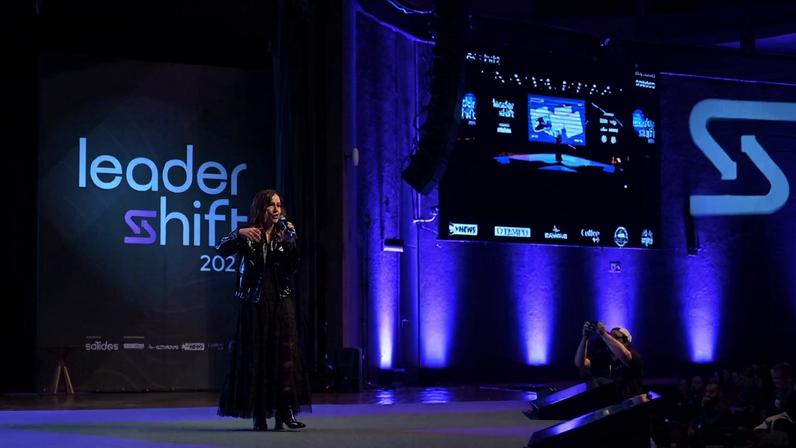 Mônica Hauck, fundadora e CEO da Sólides durante o Leader Shift