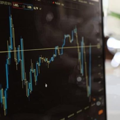 Bolsa cai levemente, fecha a semana em alta de 1,27%