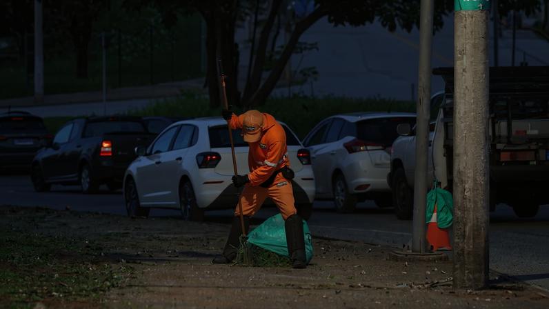 Profissionais de limpeza urbana são uma das categorias expostas ao calor excessivo no dia a dia durante ondas de calor, mais frequentes com as mudanças climáticas
