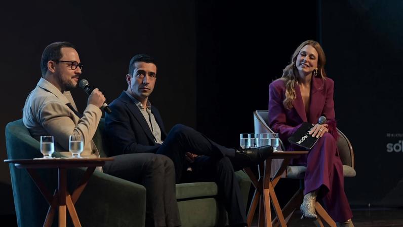 Artur Bretas cofundador da marca de moda masculina Oficina), Juvercy Junior (editor-executivo de o TEMPO), e Luitha Miraglia participam de painel no Leader Shift