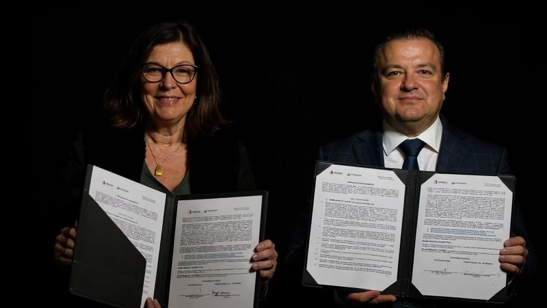 A presidente da Petrobras, Magda Chambriard, e o diretor geral da Pemex, Juan Carlos Carpio Fragoso, na cerimônia de assinatura