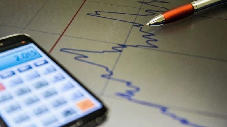Os juros anômalos brasileiros cobram um custo alto da economia na medida em que oneram os balanços públicos e privados, diz a articulista