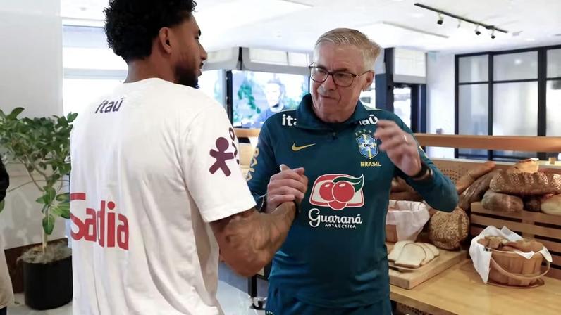 Éderson se encontra com Carlo Ancelotti, na concentração da Seleção em Nova Jersey — Foto: Rafael Ribeiro/CBF