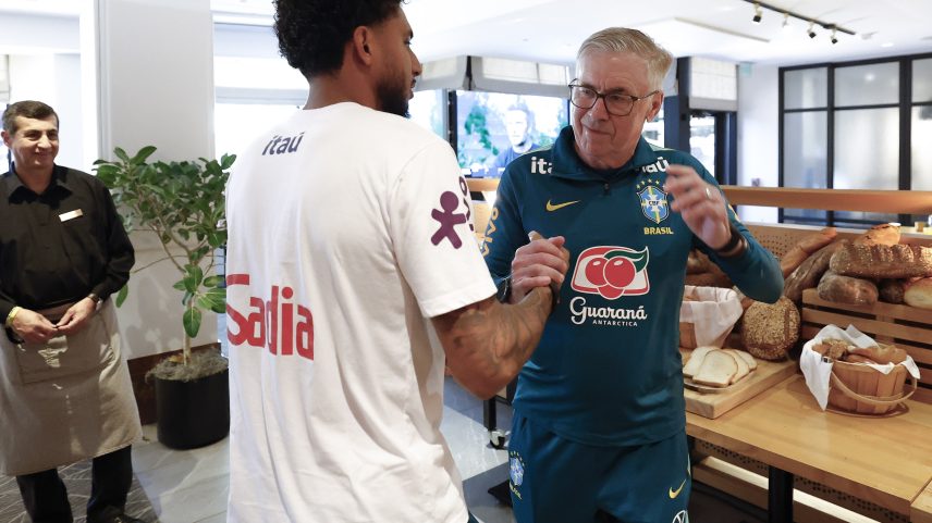 Éderson se encontra com Carlo Ancelotti, na concentração da Seleção em Nova Jersey — Foto: Rafael Ribeiro/CBF
