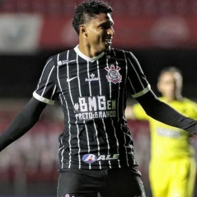 Manchester United fecha acordo de R$ 262 milhões por volante ex-Corinthians