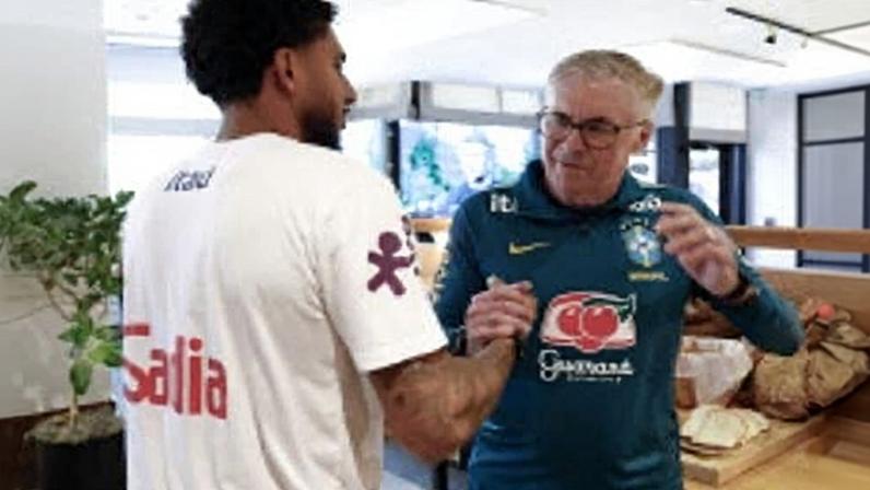 Éderson chega à concentração da seleção brasileira e é recebido por Ancelotti com abraço