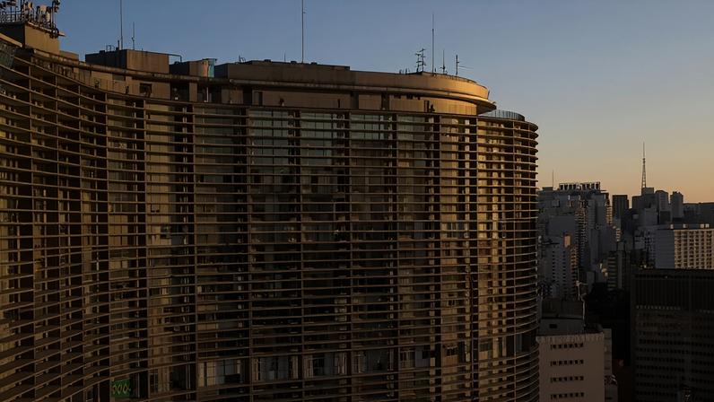 O documentário COPAN busca colocar o enfoque nos funcionários do edifício, como forma de anunciar reflexões sobre o espaço do prédio, sua relação com a cidade e seus habitantes