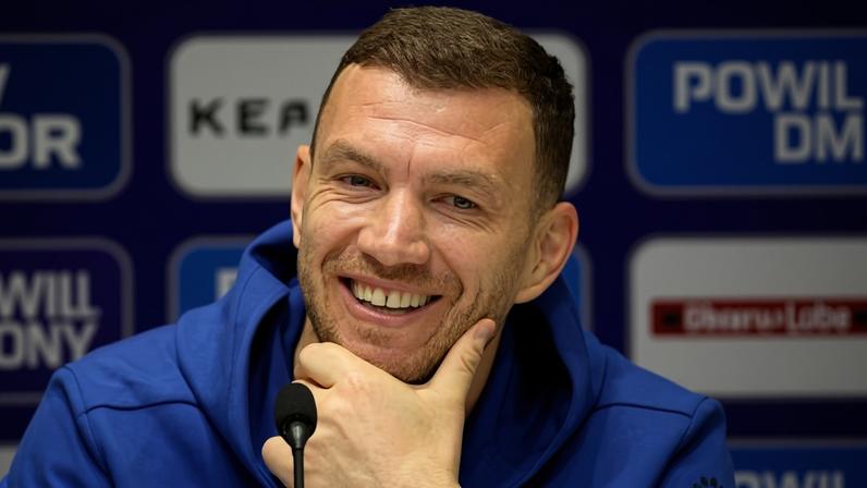 Edin Dzeko, atacante da Bósnia, chega à Copa aos 40 anos e é exemplo para os mais jovens