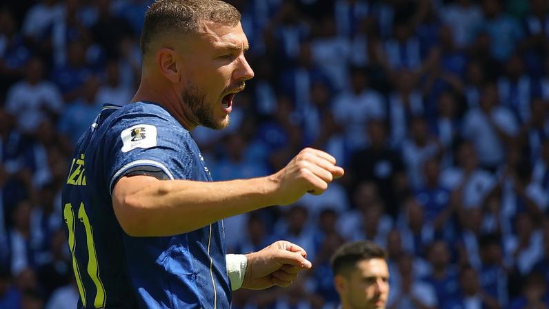 Edin Dzeko, da Bósnia, comemora o segundo gol da sua equipe 24 de junho de 2026 REUTERS/Carlos Barria