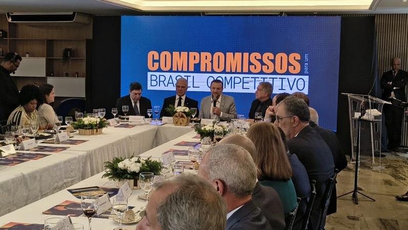 Edinho Silva (ao centro) afirmou que Lula mantém um respeito por Raquel Lyra (PSD) e que o anúncio de apoio a Campos não significa hostilidade à governadora de Pernambuco