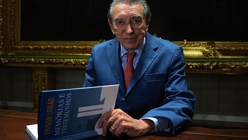 Na imagem, o ex-senador Edison Lobão durante o lançamento de seu livro em agosto de 2025 no Congresso Nacional