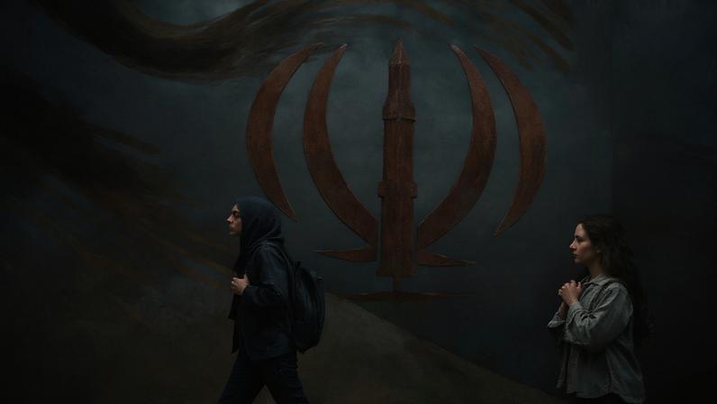 Iranianos passam diante de mural em Teerã, capital do Irã. (Foto: Abedin Taherkenareh/EFE/EPA)