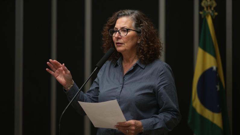 A extradição de Carla Zambelli, pedida por Alexandre de Moraes, foi negada pela Justiça italiana. (Foto: ChatGPT sobre foto de Bruno Spada/Câmara dos Deputados)