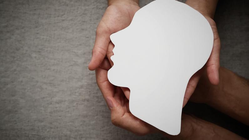 A esquizofrenia afeta pensamentos, emoções e comportamento das pessoas e tem origens genéticas, ambientais, neurobiológicas e/ou psicossociais.