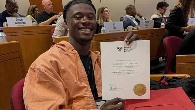 Eduardo Camavinga, do Real Madrid, exibe diploma da Harvard Business School