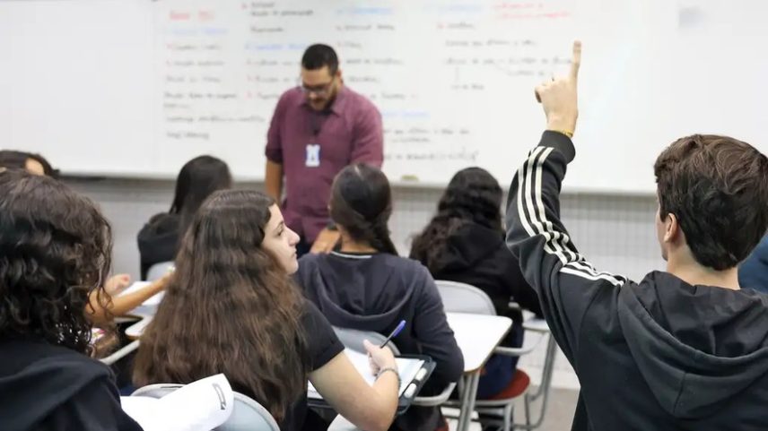 Brasília (DF), 24/10/2024 - Professor do colégio Galois, Samuel Rbeiro Costa, em sala de aula com alunos na preparação nos últimos dias antes da prova do Enem 2024. Educação ensino escola aluno analfabetismo Foto: José Cruz/Agência Brasil