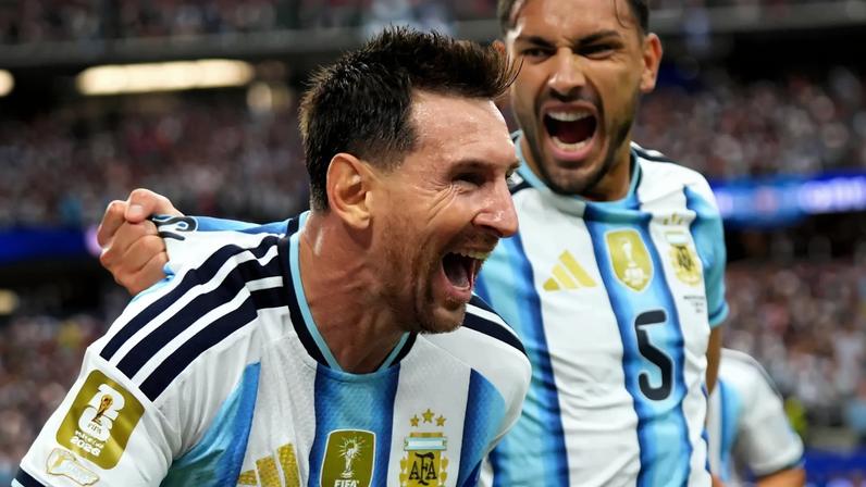 Atacante argentino Lionel Messi celebra primeiro gol contra a Áustria. Craque marcou os dois na vitória da Argentina (Foto: Jeffrey Mcwhorter/EFE)