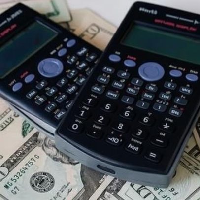 Dólar abre em baixa a R$ 5,16, recua após alta da semana de juros