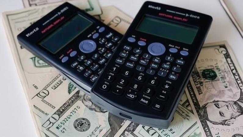 Dólar subiu do patamar de R$ 5,06 para R$ 5,17 após decisões de juros no Brasil e nos Estados Unidos