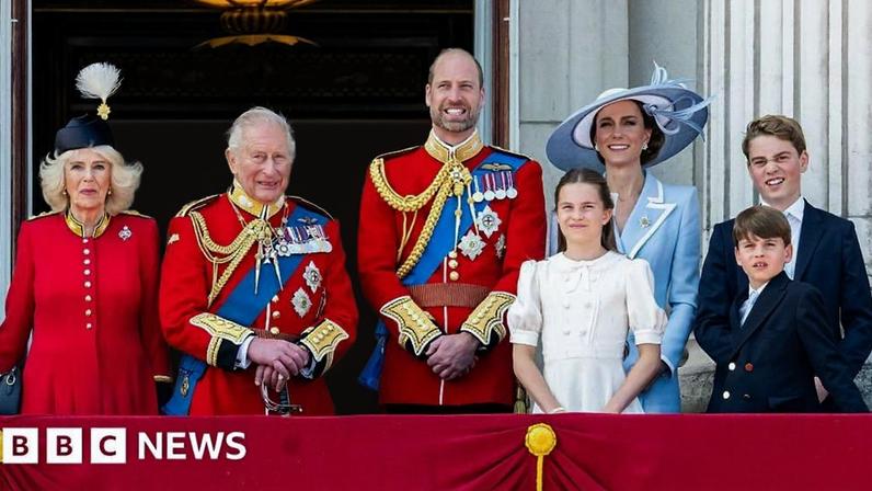 Família Real assiste à passagem dos Red Arrows no palácio