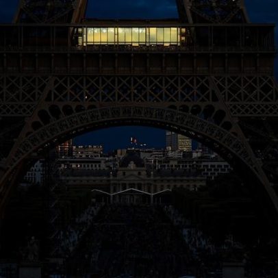 Torre Eiffel e Louvre reduzem horário por onda de calor