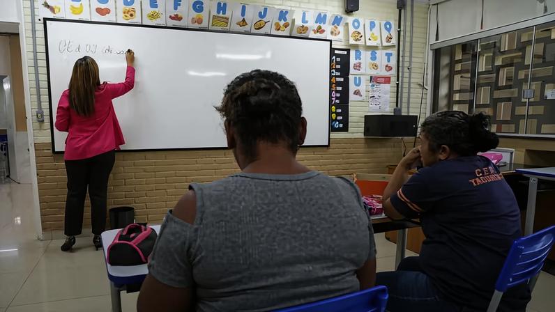 Sala de aula com professora e estudantes da EJA em Brasília, no DF — Foto: Geovana Albuquerque/Agência Brasília