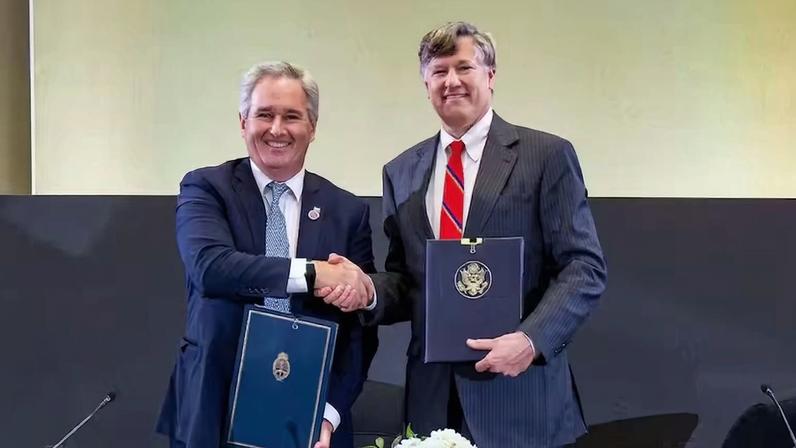 O ministro das Relações Exteriores da Argentina, Pablo Quirno (esquerda), e o subsecretário de Estado americano, Christopher Landau, assinam acordo sobre minerais críticos, em Washington